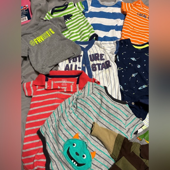 32 NB 0-3 MO bay boy lot -onesies-jumpers-sleepers-pants - Picture 5 of 6